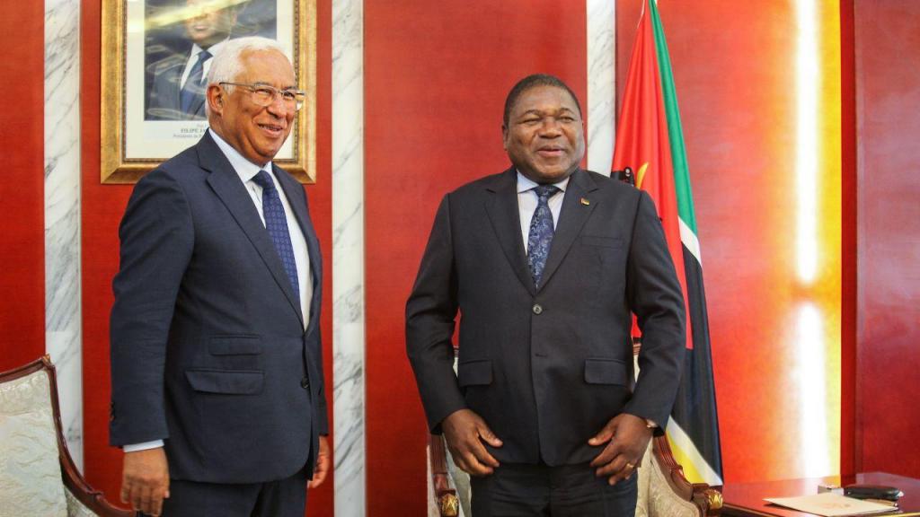 O primeiro-ministro António Costa acompanhado pelo Presidente da República de Moçambique, Filipe Nyusi (Lusa/ Luísa Nhantumbo) 