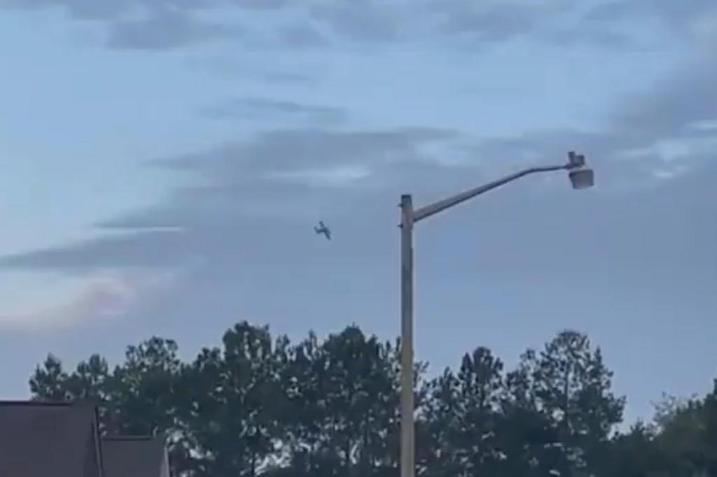Aeronave a sobrevoar Walmart, no Mississipi. Piloto ameaça colidir "intencionalmente" contra a loja. (WCBI-TV via AP)