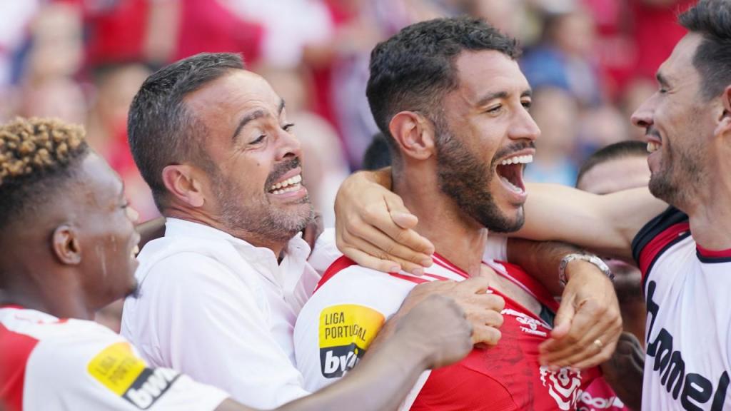 Tormena abraçado pelo treinador Artur Jorge depois do golo que decidiu o Sp. Braga-V. Guimarães