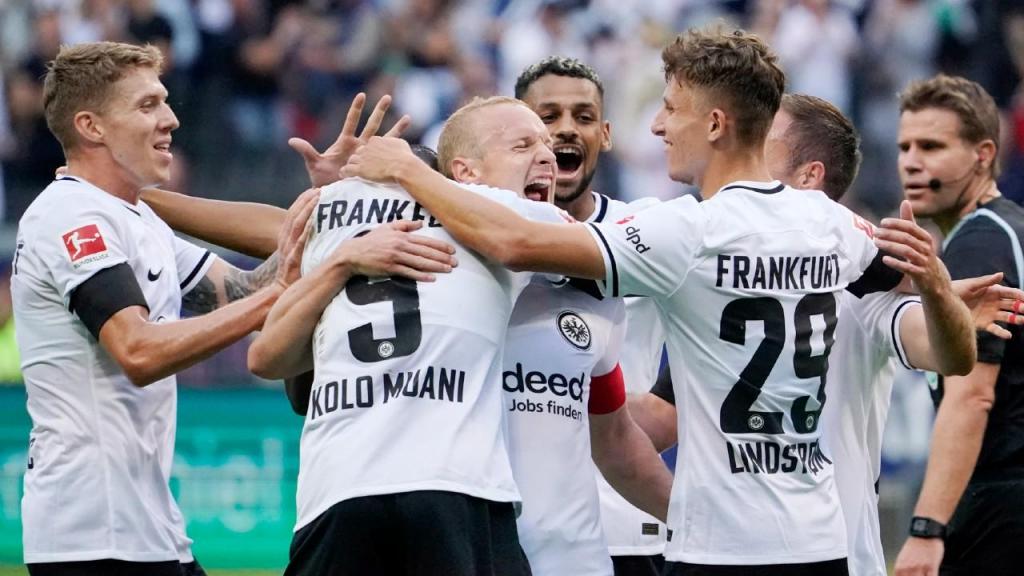 Sebastian Rode festeja com os colegas de equipa o 2-0 no Eintracht Frankfurt-Leipzig