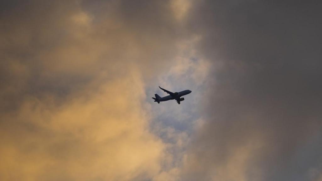 Google Flights retira informação sobre emissões de CO2 (Foto: P. Dejong/AP)