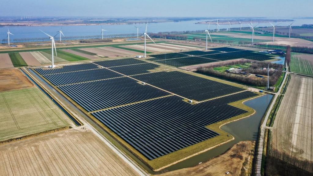 Parque solar e eólico nos Países Baixos (Foto: Jeffrey Groeneweg/ANP/AFP/GettyImages)