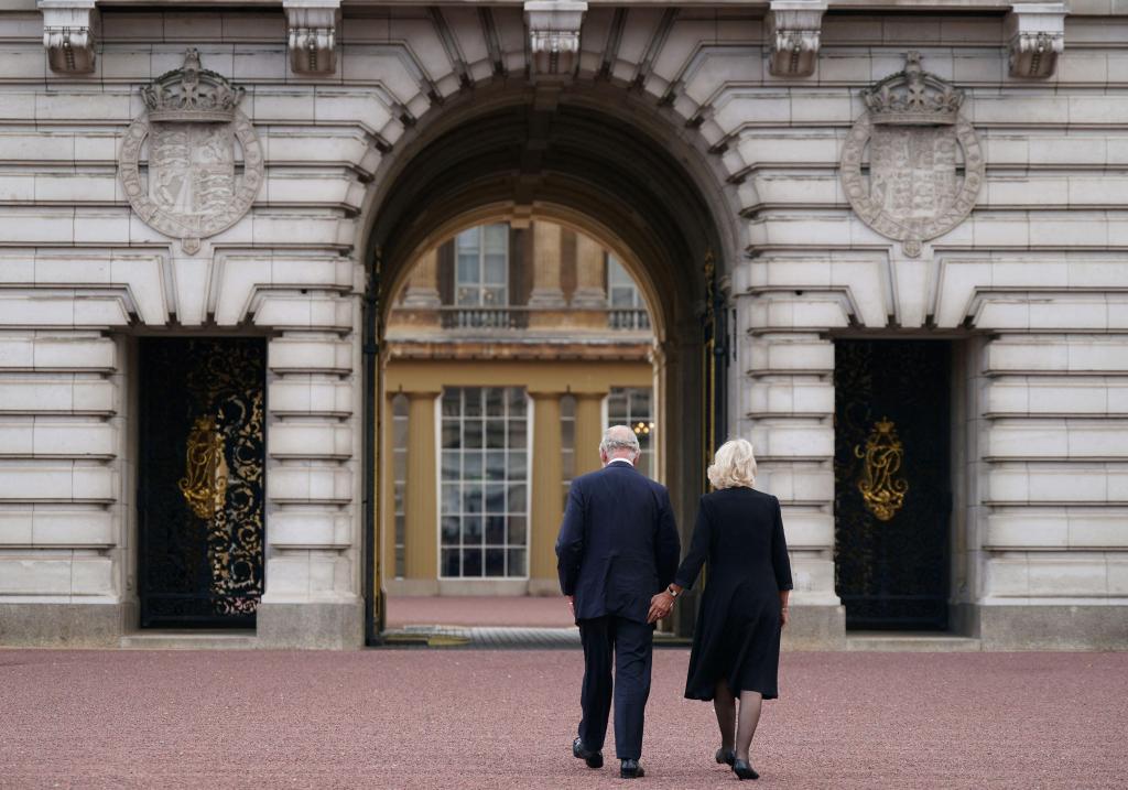 Rei Carlos III e rainha consorte Camilla entram no Palácio de Buckingham (YUI MOK/POOL/AFP via Getty Images)