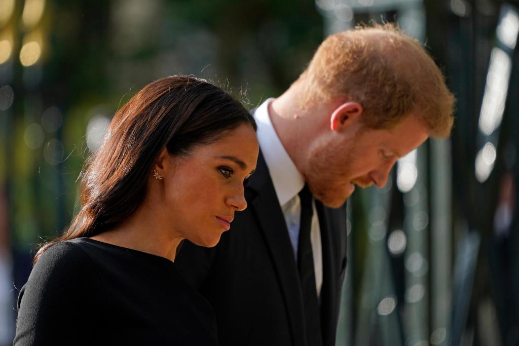 Príncipes William e Harry saúdam o povo com as mulheres (AP)