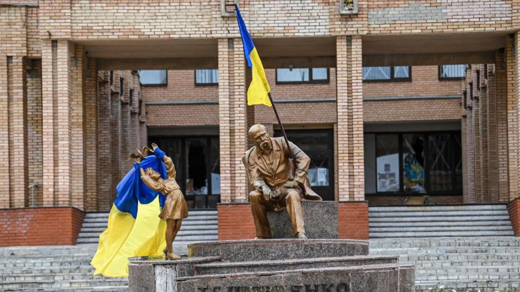 A bandeira ucraniana voltou a Balakliia (Juan Barreto/Getty Images)