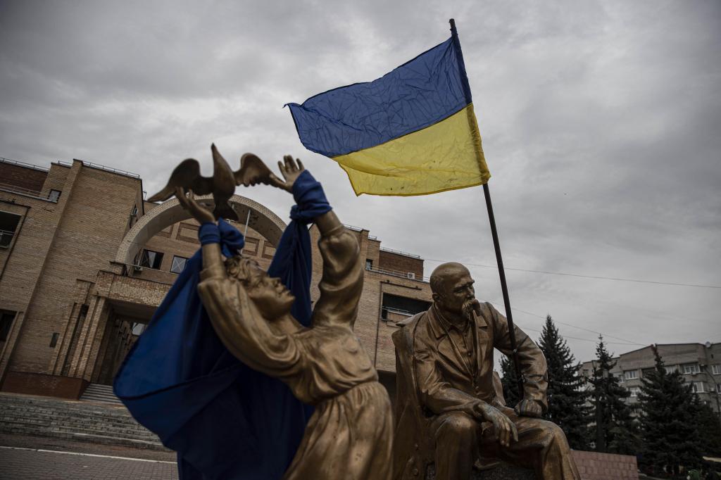 Bandeira da Ucrânia em Balakliya, no sudeste de Kharkiv, Ucrânia. Getty Images