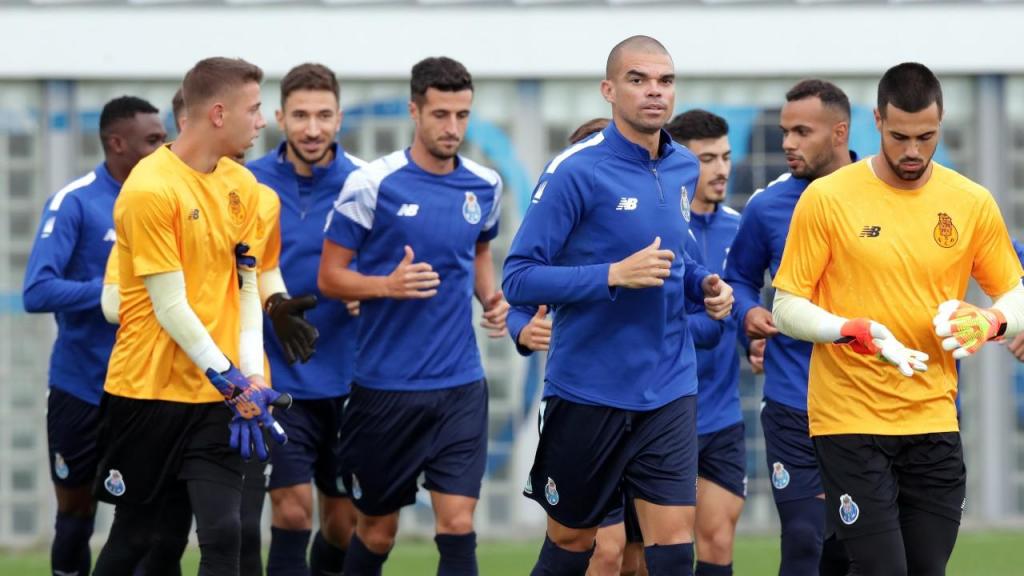 Treino do FC Porto na preparação para o jogo com o Club Brugge, com Pepe e Diogo Costa em primeiro plano