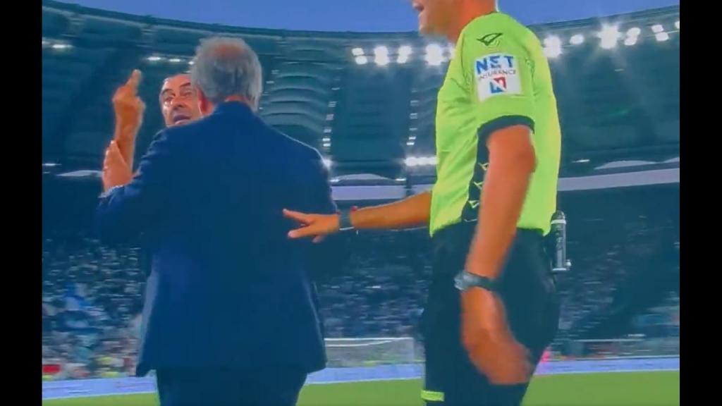 Sarri irrita-se com banco do Verona e mostra dedo do meio (vídeo/twitter)