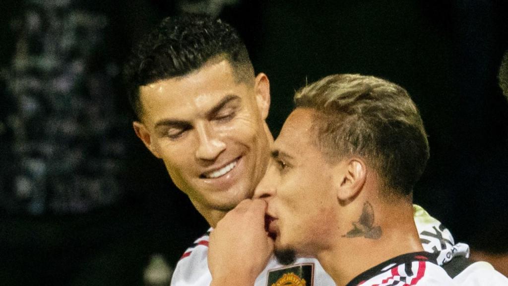 Ronaldo festeja com Antony o golo no Sheriff-Manchester United