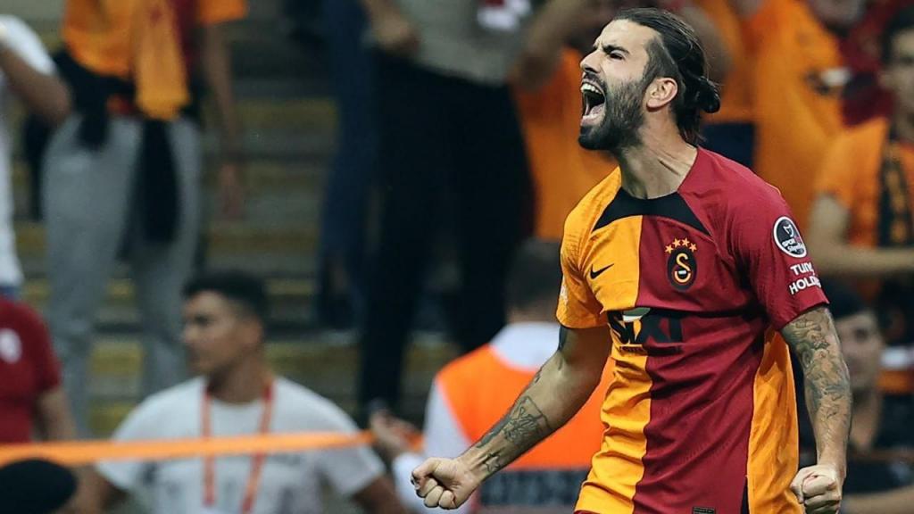 Sérgio Oliveira festeja golo no Galatasaray-Konyaspor