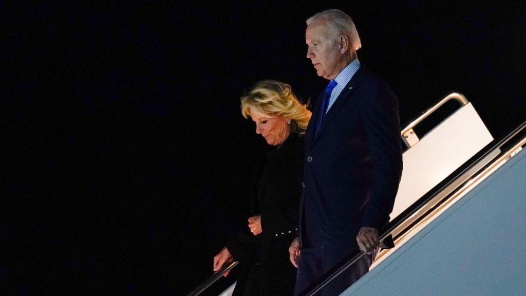 Joe e Jill Biden na chegada a Londres (AP)