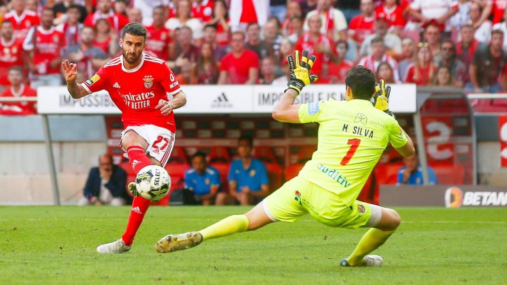 Rafa bate Miguel Silva para o 1-0 no Benfica-Marítimo