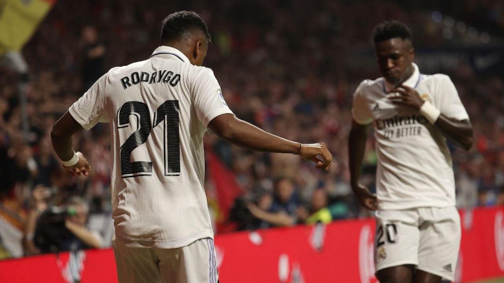 Rodrygo e Vinícius dançam após golo do Real Madrid em casa do Atlético