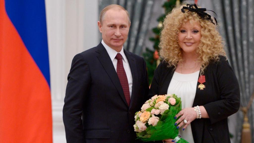 Vladimir Putin e Alla Pugacheva (AP)