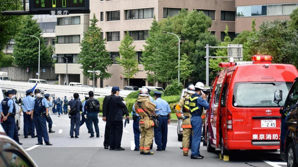 Polícia e bombeirosem Tóquio após homem ter-se incendiado perto do gabinete do primeiro-ministro