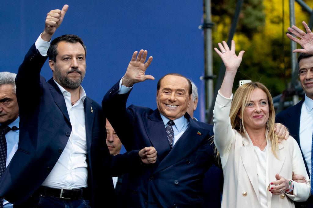 Matteo Salvini (esquerda), Silvio Berlusconi e Giorgia Meloni no comício de encerramento da campanha eleitoral em Roma (Foto:  Alessandra Benedetti/Corbis via Getty Images)