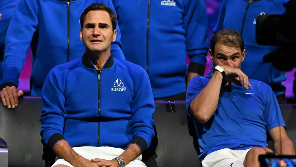 Roger Federer e Rafael Nadal não seguraram as lágrimas (Photo by GLYN KIRK/AFP via Getty Images)