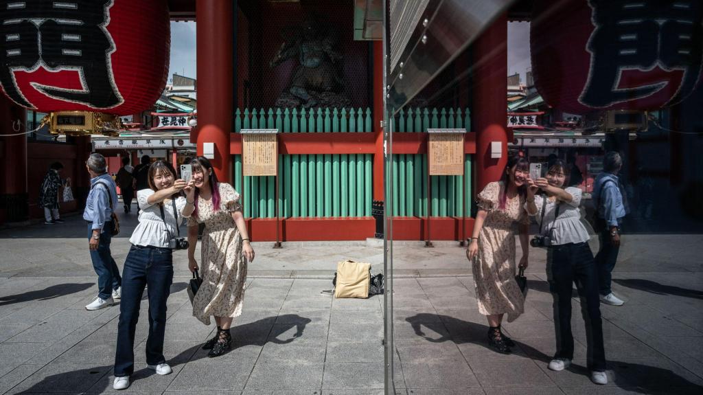 Turistas visitam o templo de Sensoji, em Tóquio, no Japão. 13 setembro 2022. Foto: Yuichi Yamazaki/AFP via Getty Images