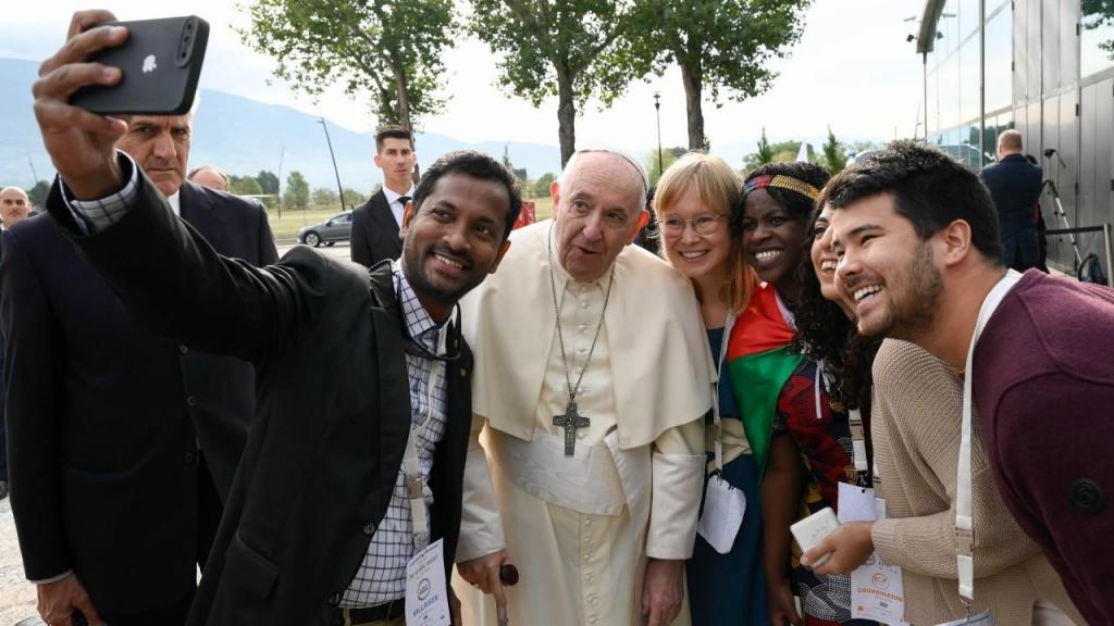 Papa com jovens em Assis, onde se realizou o evento  “A economia de Francisco” (Foto: Vaticano via EPA)
