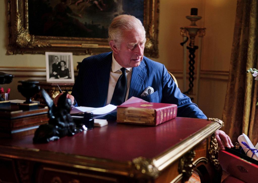 Divulgada nova foto oficial do rei Carlos III no desempenho dos deveres oficiais (Foto: Victoria Jones/PA via AP)