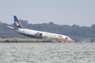 Avião falha aterragem e acaba dentro de lago em Montpellier - TVI
