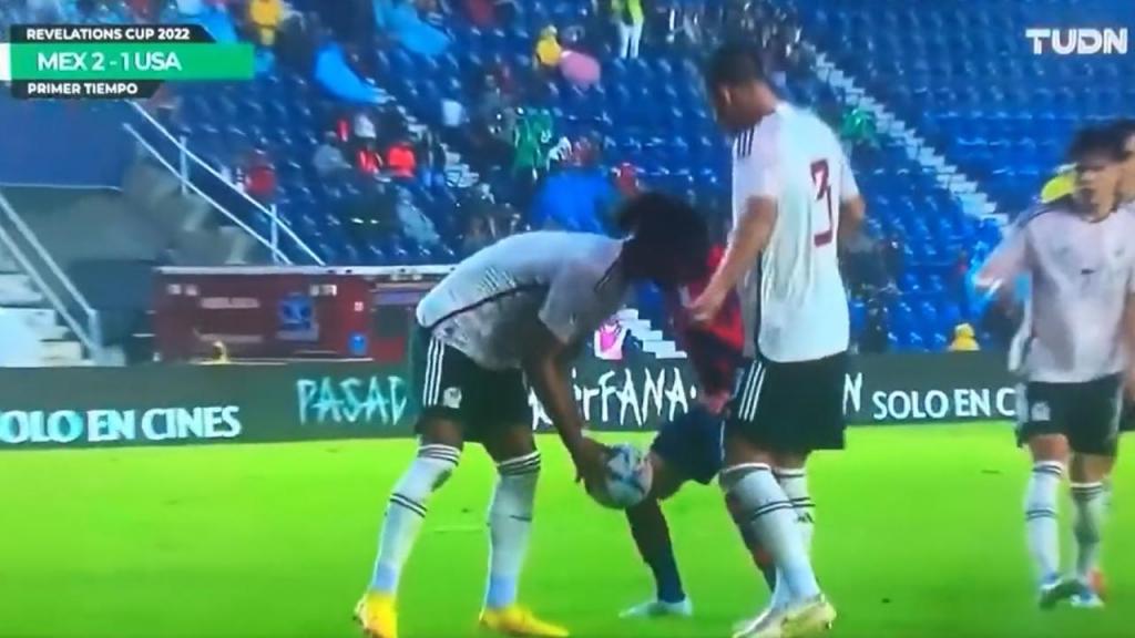 Jesús Alcántar agarra a bola na área (vídeo/twitter)
