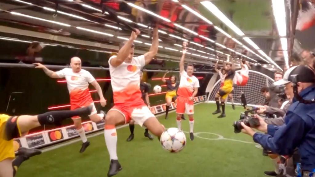 Luís Figo participou em jogo de futebol a zero gravidade