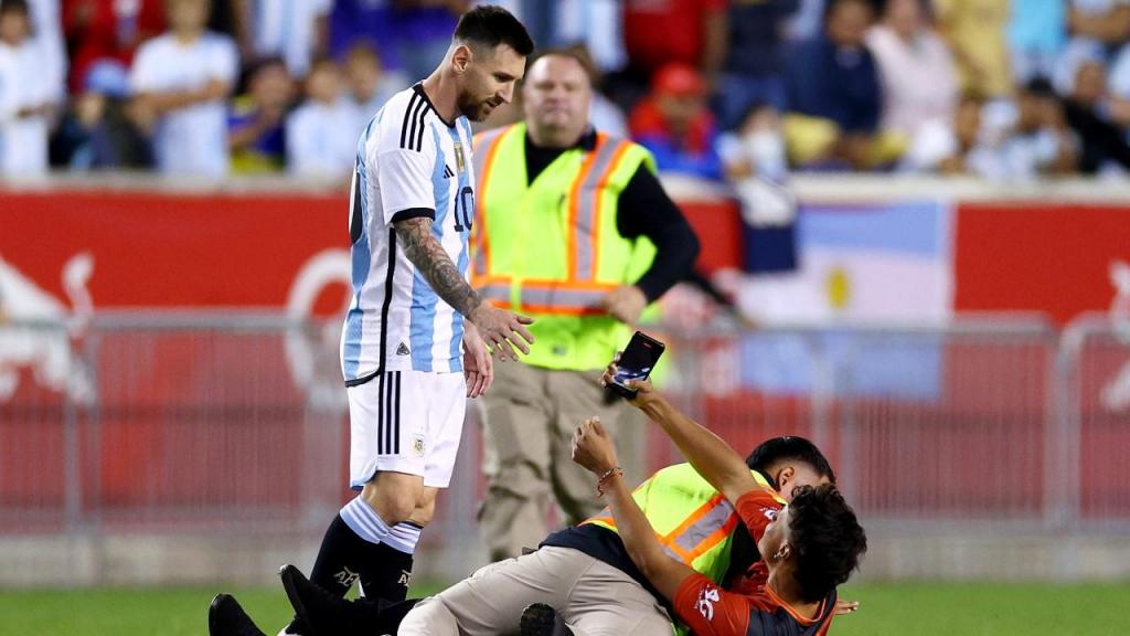 Adepto invadiu relvado para chegar a Lionel Messi aos 63 minutos do Argentina-Jamaica, tendo filmado o momento com o seu telemóvel