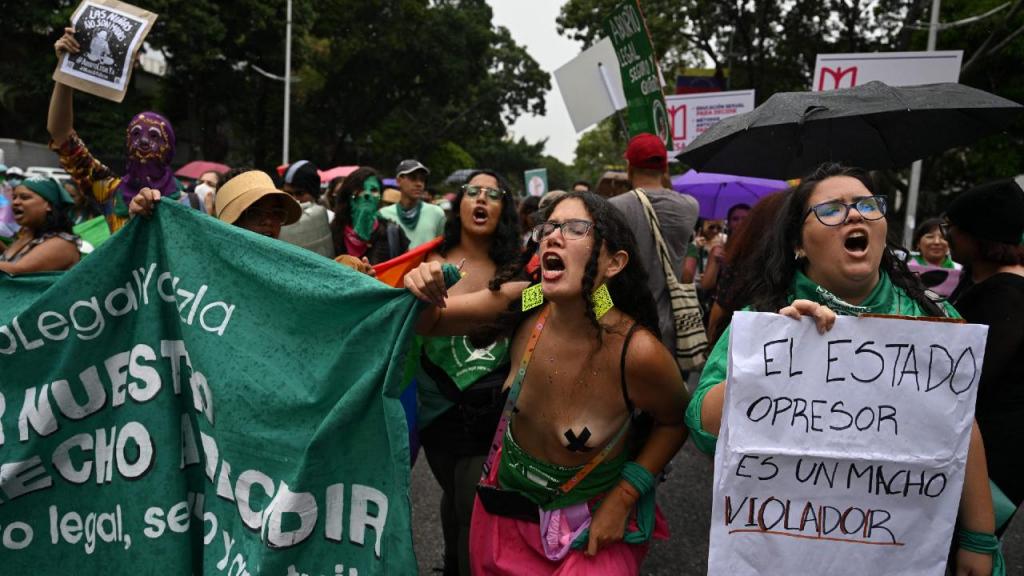 Venezuela: mulheres marcham para pedir despenalização do aborto (Photo by Federico PARRA / AFP) (Photo by FEDERICO PARRA/AFP via Getty Images)