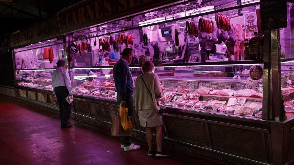 Inflação, preços, economia, mercearia, compras, mercado, carne, talho. Foto: Burak Akbulut/Anadolu Agency via Getty Images