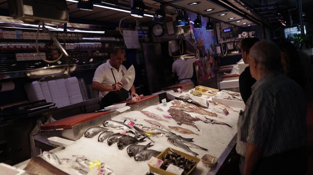 Inflação, preços, economia, mercearia, compras, mercado, peixe. Foto: Burak Akbulut/Anadolu Agency via Getty Images