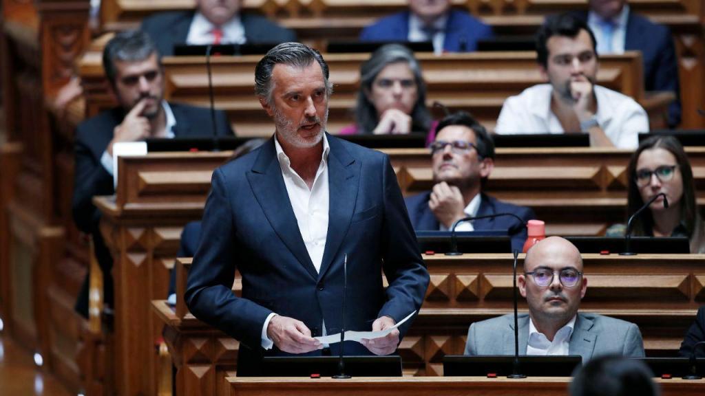 O presidente do Iniciativa Liberal, João Cotrim de Figueiredo, intervém durante o debate parlamentar na Assembleia da República
