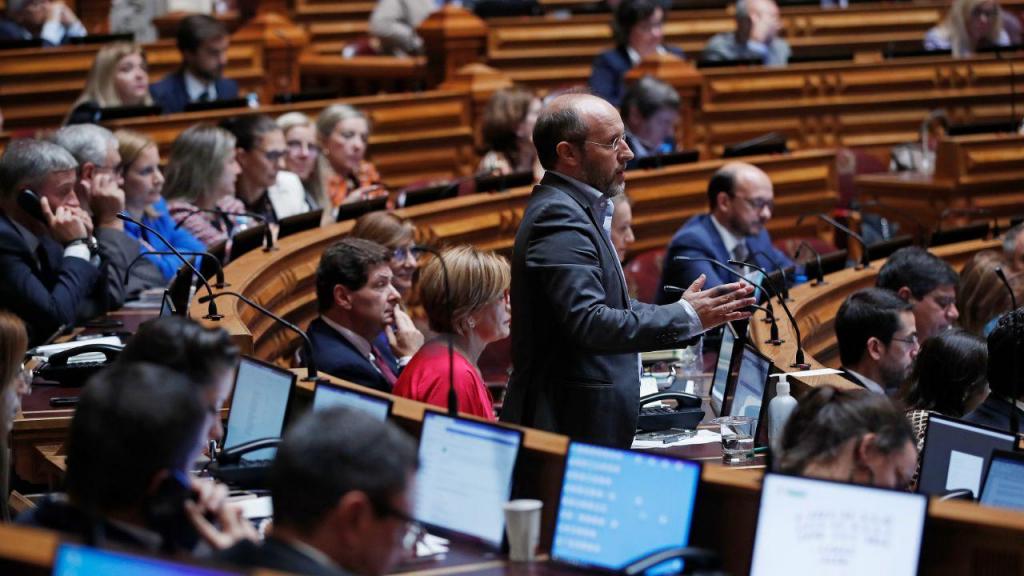 O deputado do Livre, Rui Tavares, intervém durante o debate parlamentar na Assembleia da República (Lusa)