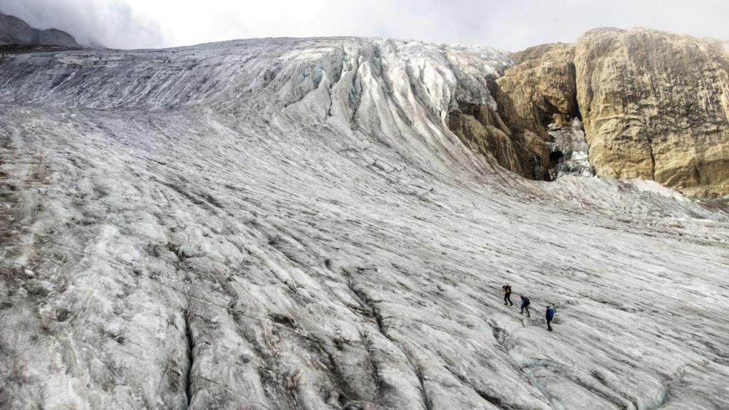 Glaciólogos durante uma viagem de verificação do equipamento de medição em Gries, na Suíça, a 2 de setembro de 2022.  (Denis Balibouse/Reuters)