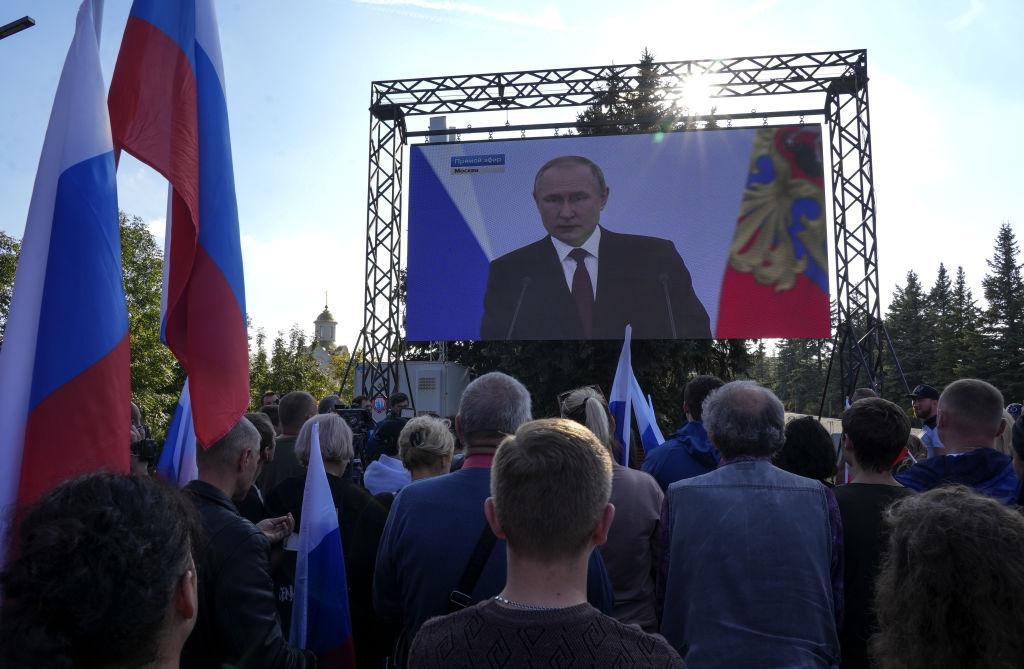 População assiste ao discurso de anexação de quatro regiões ucranianas. Foto Getty Images