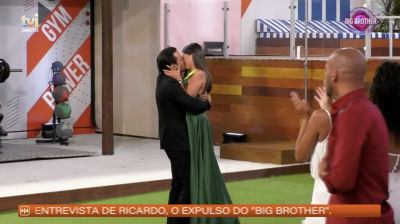 Antes de abandonar a casa, Ricardo Pereira pede Joana Schreyer em casamento - Big Brother