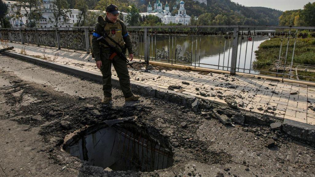 Um membro da Guarda Nacional da Ucrânia na ponte sobre o rio Siverskyi Donets, na região de Donetsk, a 1 de Outubro de 2022 (Reuters)