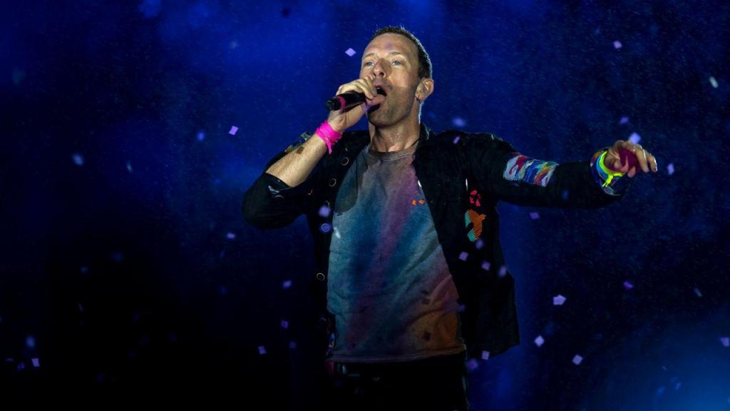 Chris Martin, dos Coldplay, aqui a atuar em setembro, está a lidar com uma infeção pulmonar