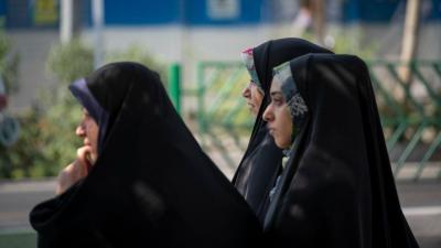Irão: polícia reforça controlo sobre mulheres sem véu em locais públicos - TVI