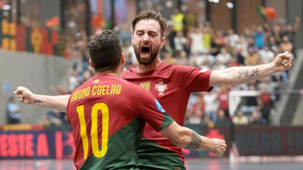 Tiago Brito e Bruno Coelho festejam golo no Portugal-Bielorrússia, no início da qualificação para o Mundial 2024