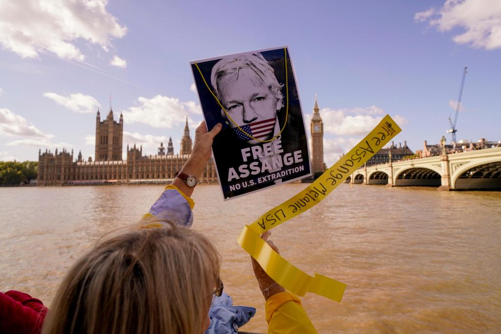 Corrente humana cerca parlamento britânico pela libertação de Julian Assange (AP)