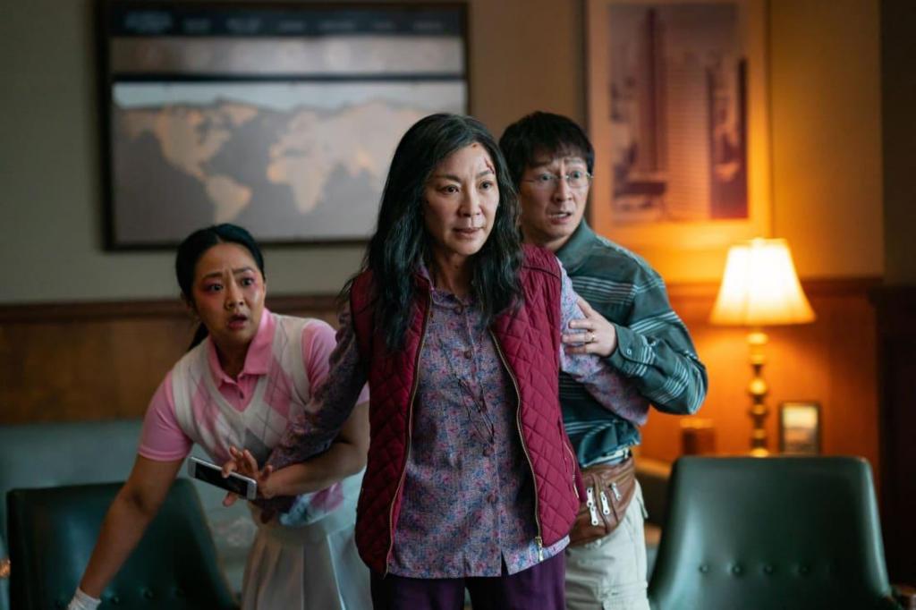 A família Wang, (à esquerda) Stephanie Hsu como Joy, Yeoh como Evelyn e Ke Huy Quan como Waymond - são o coração e a alma do filme 