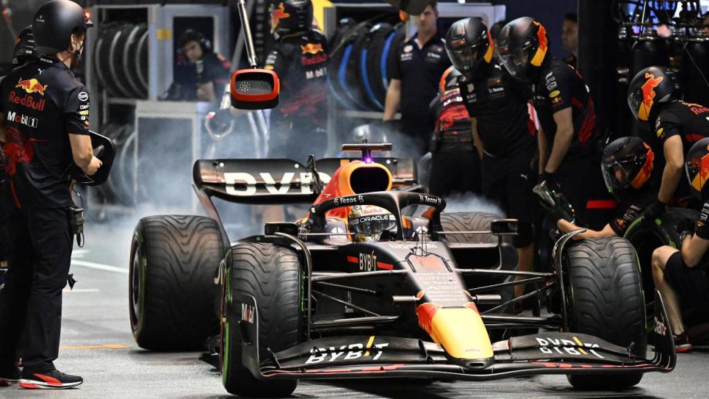 Max Verstappen no pit lane em Singapura