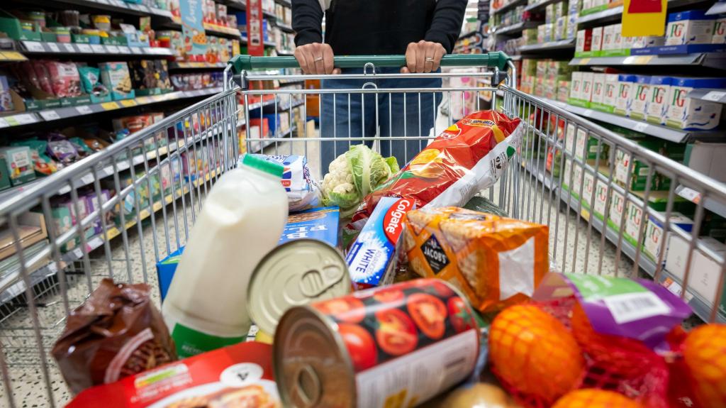 Compras, supermercado, inflação, preços, economia, cabaz, alimentos. Foto: Matthew Horwood/Getty Images