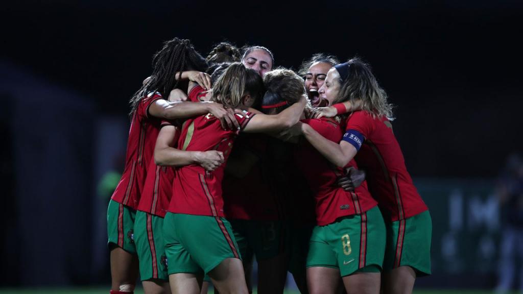 Jogadores portuguesas celebram o 1-0, apontado por Carole Costa
