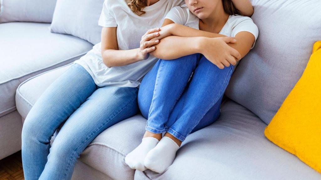 Os pais devem encontrar formas de manter a conversa aberta com as raparigas, de modo a que elas falem nos momentos mais difíceis (Ljubaphoto/E+/Getty Images)