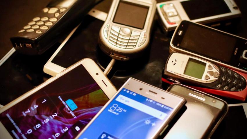 Portugueses acumulam telemóveis - AWAY