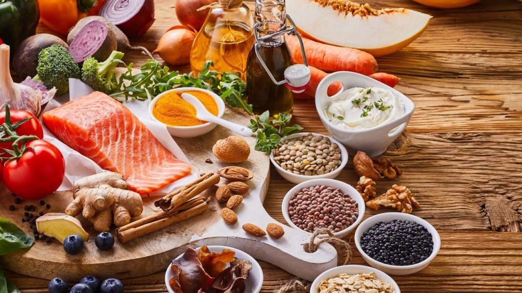 Alimentos anti-inflamatórios, tais como salmão, vegetais, fruta e azeite, podem ajudar a minimizar as dores menstruais, constatou uma nova análise dos estudos realizados