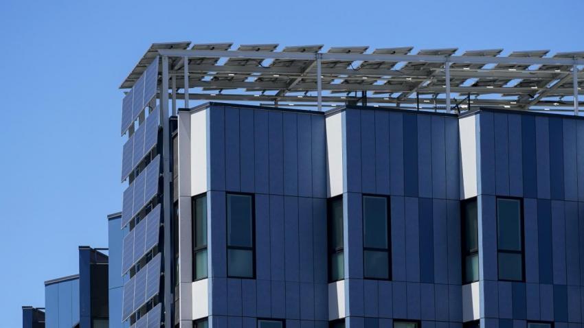 painéis solares em edifício