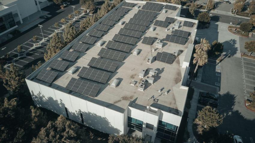painéis fotovoltaicos em telhado